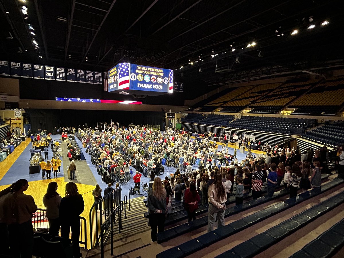 MrsBoyleAWLS's tweet photo. 🇺🇸 ready for perform for the Veterans gathered at @UToledo https://t.co/3CaKLM2YIl