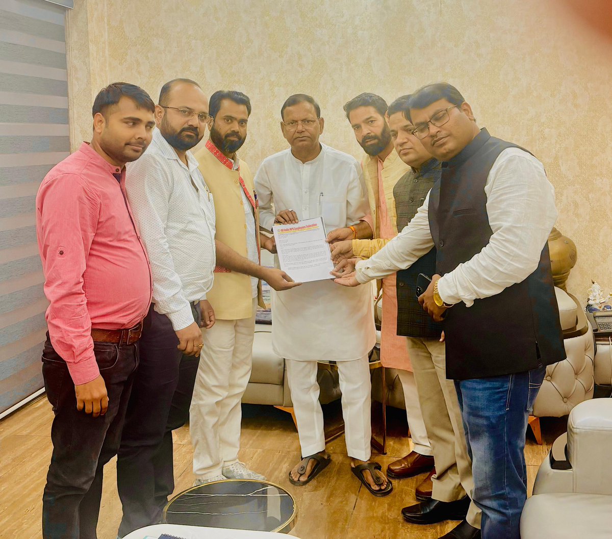 #BigBreaking 
#9नवम्बर के आंदोलन के तुरंत बाद #AINPSEF के डेलिगेशन की माननीय वित्त राज्य मंत्री, भारत सरकार श्री पंकज चौधरी जी के साथ #OPS बहाली,#8CPC और #टीईटी मुद्दे पर हुई महत्वपूर्ण बैठक। महत्वपूर्ण मुद्दों पर हुई सकारात्मक बातचीत। डेलिगेशन में राष्ट्रीय अध्यक्ष डॉ.मनजीत सिंह