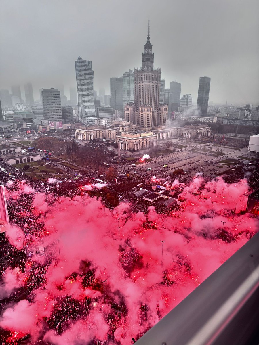 _foxikk97_'s tweet photo. Pamiętajcie, że 11 listopada to dzień Polski jako jedności. Wykorzystywanie go do szerzenia mowy nienawiści oraz kontynuacji wojny polsko-polskiej to wstyd dla wszystkich, szczególnie tych którzy reprezentują nas w sejmie. 
#MarszNiepodległości https://t.co/4Kt4lqVhBr