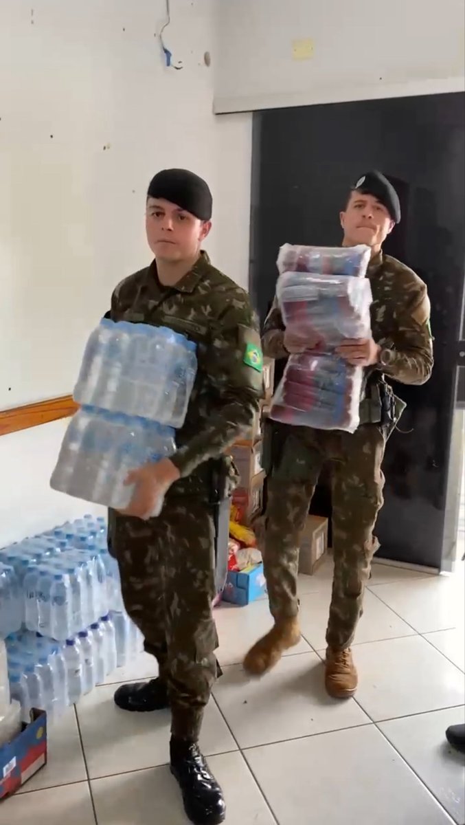 Militares da 15ª Brigada de Infantaria Mecanizada seguem no auxílio às comunidades atingidas pelo tornado em Rio Bonito do Iguaçu/PR. Além da coleta e triagem de donativos, as equipes montaram barracas para apoiar o Centro de Coordenação da Defesa Civi @defesacivilPR