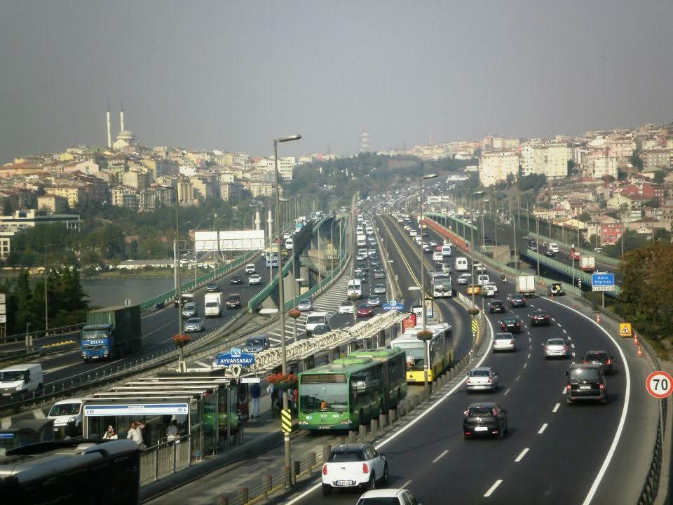 “Ještě jeden pruh a budeme mít plynulou dopravu,” řekli si v Istanbulu. A přitom jsou celosvětově nejhorším městem z hlediska plynulosti dopravy a obřími neprostupnými silnicemi si to město do velké míry zprasili. 

Dokonce jsem to mohl zažít, když jsem tam půl roku bydlel. Na