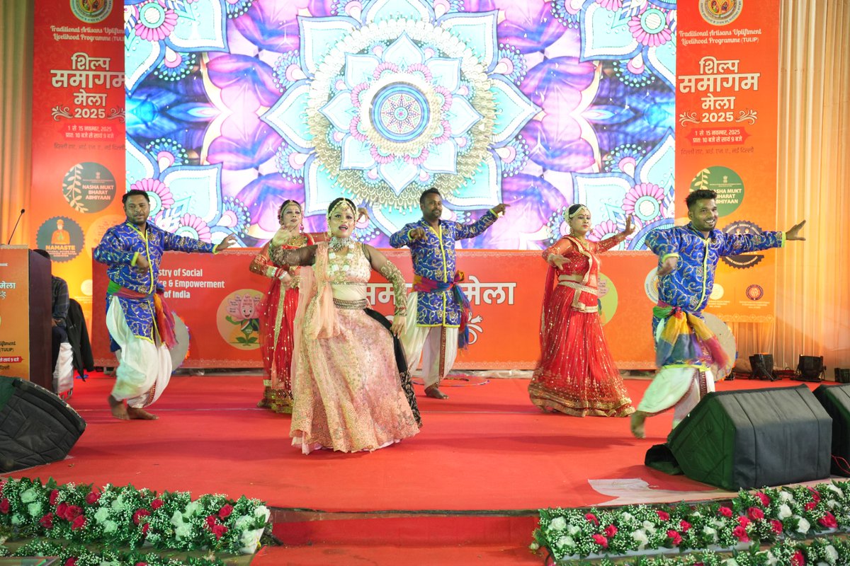 nskfdc's tweet photo. The evening at #shilpsamagammela2025 came alive with spectacular music and dance performances, showcasing the essence of India’s diverse culture and tradition. @MSJEGOI @pib_MoSJE @nbcfdc @NSFDC_MOSJE
.
#dillihaatina https://t.co/mHOve3v6Gn