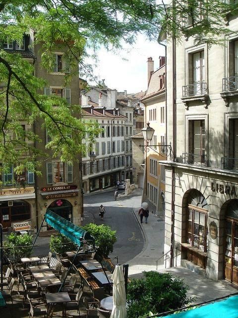 cityaestheticss's tweet photo. It’s easy to have a great city when:

-The streets are not too wide
-The buildings have retail at the street level 
-There are places to sit and enjoy the outdoors https://t.co/a9NUNdjS1m