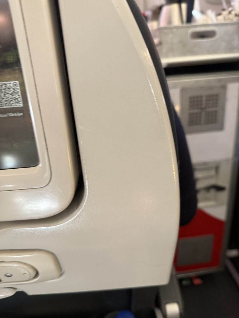 I'm on a plane right now. I have 400 MB of internet. 

Could you please only post high-quality tweets? 

Let me enjoy pleasant tweets on the site without my quota being wasted.