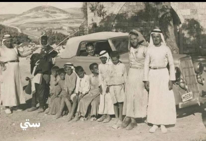 #نابلس صورة تذكارية لاطفال وشباب من  بلدة سبسطية شمال مدينة نابلس.
  عام ١٩٣٩
 مع أول سيارة تعمل على خط البلدة.