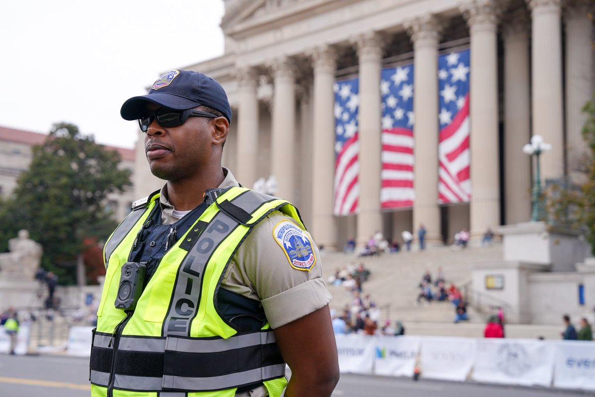 DCPoliceDept's tweet photo. MPD’s motor units and honor guard proudly lead off the National Veterans Parade, with officers and cadets lining the route to ensure safety.
Our recruitment team also participated as we continue to encourage those looking to serve to #joindcpolice https://t.co/EB0YQ0X714