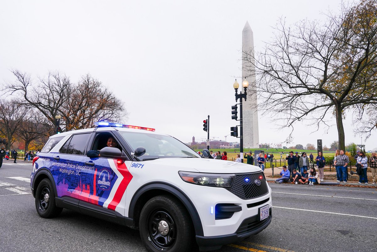 DCPoliceDept's tweet photo. MPD’s motor units and honor guard proudly lead off the National Veterans Parade, with officers and cadets lining the route to ensure safety.
Our recruitment team also participated as we continue to encourage those looking to serve to #joindcpolice https://t.co/EB0YQ0X714