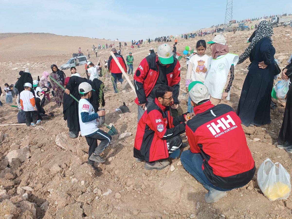 GAZZE HATIRA ORMANI!
Peygamber Efendimiz Hz.Muhammed (sav); “Kıyamet kopsa bile, o zaman elinizde bir fidan bulunuyorsa ve onu dikmek için de bir engel yoksa derhal o fidanı dikin. ” buyuruyor ve başka bir hadisi şerifte de;
“Bir kimse bir ağaç diker de o ağacın meyvesinden