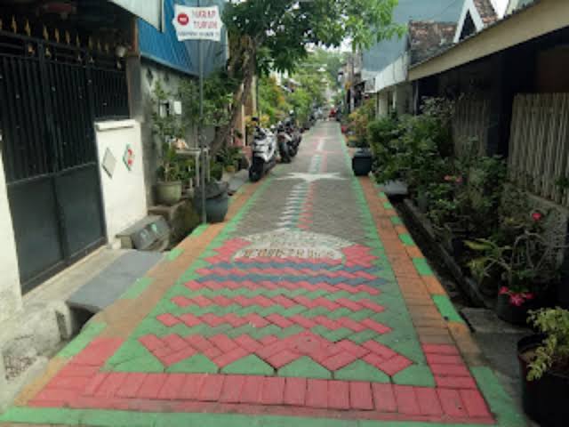 1121Andreas's tweet photo. @pegel_lele KL lebih mirip ke china dan taiwan berkesan anker, beda dgn tokyo.  Jujur aja, gang di indonesia lebih unik dan bagus andai terawat bersih. Tinggal warganya aja yg mau atau gak https://t.co/0JM2V3exlk