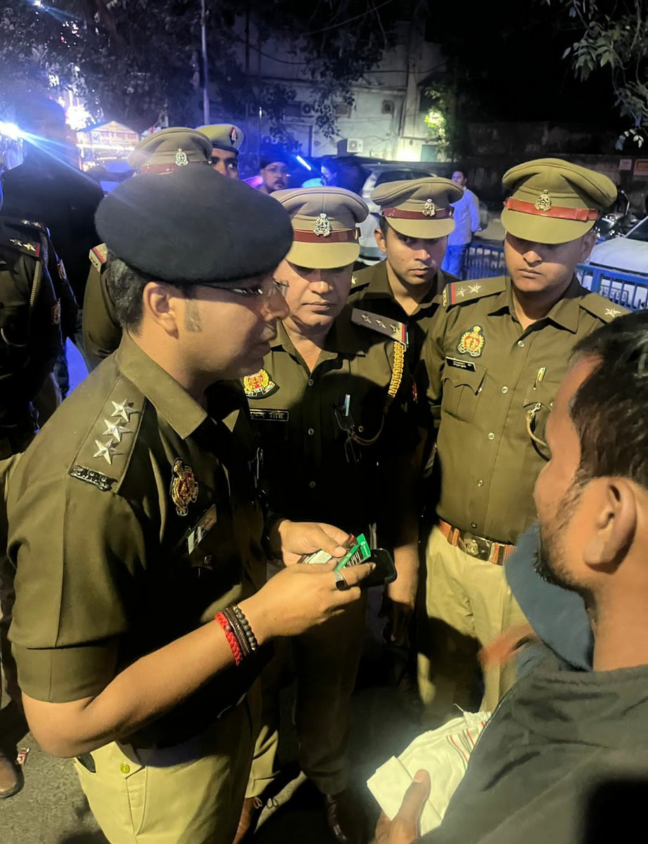 .<a href="/DCP_South/">DCP South Lucknow</a> के निर्देशन में सुरक्षा-व्यवस्था सुदृढ़ बनाने, अपराध, अपराधियों पर अंकुश लगाने हेतु #ACP_Krishananagar द्वारा थाना कृष्णानगर पुलिस बल के साथ मुख्य बाजार/चौराहों/मार्गों आदि पर गश्त कर पुलिस बल को सतर्क रहने के दिए निर्देश।

#Lkopolice_On_Duty 

<a href="/Uppolice/">UP POLICE</a> <a href="/lkopolice/">LUCKNOW POLICE</a>