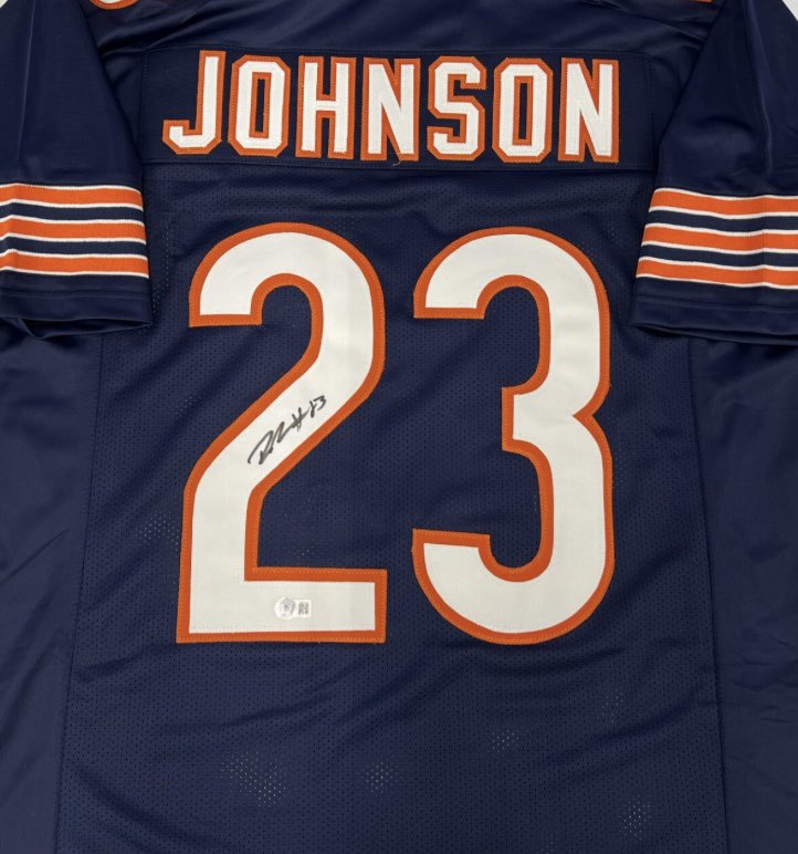 312SportsCards1's tweet image. Who wants a signed Roschon Johnson jersey? Just LIKE &amp;amp; RT and you’re in! 🐻⬇️ #DaBears