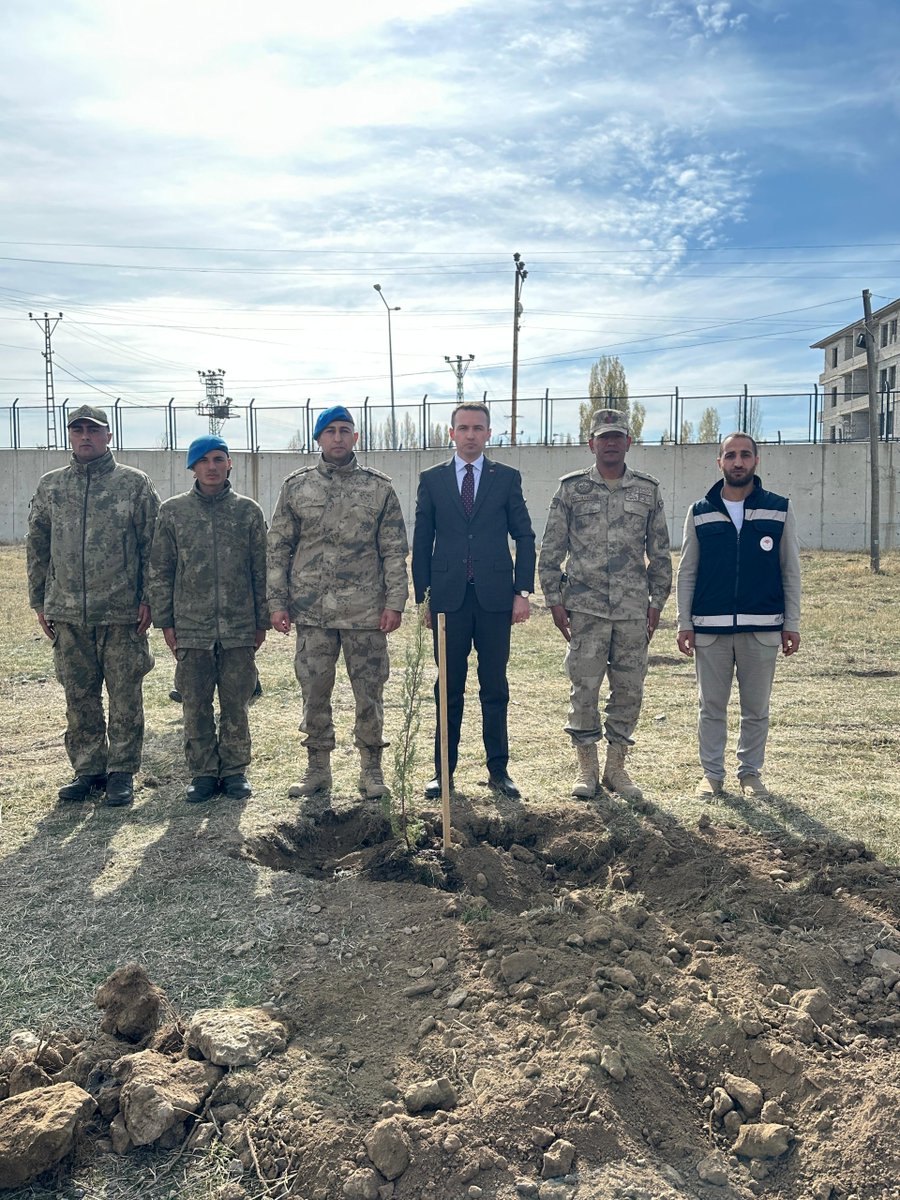 11 Kasım Milli Ağaçlandırma Günü münasebetiyle 6’ncı Hudut Tugay Komutanlığı Çaldıran Komutan Yardımcılığı Şehit Üsteğmen Ahmet Selim Cerit Kışlası yerleşkesinde fidan dikimi gerçekleştirildi. ⬇
caldiran.gov.tr/milli-agacland…