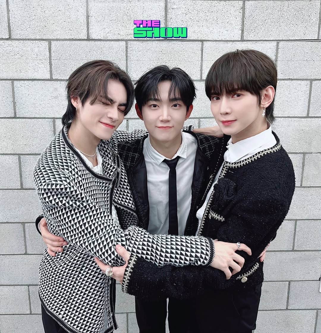 ATEEZUD's tweet photo. [📷] Xiaojun with YEOSANG 

"Thanks for these 3years,my legendary the show!"
.
#ATEEZ #에이티즈 #YEOSANG @ATEEZofficial https://t.co/Iet8UgY7pT