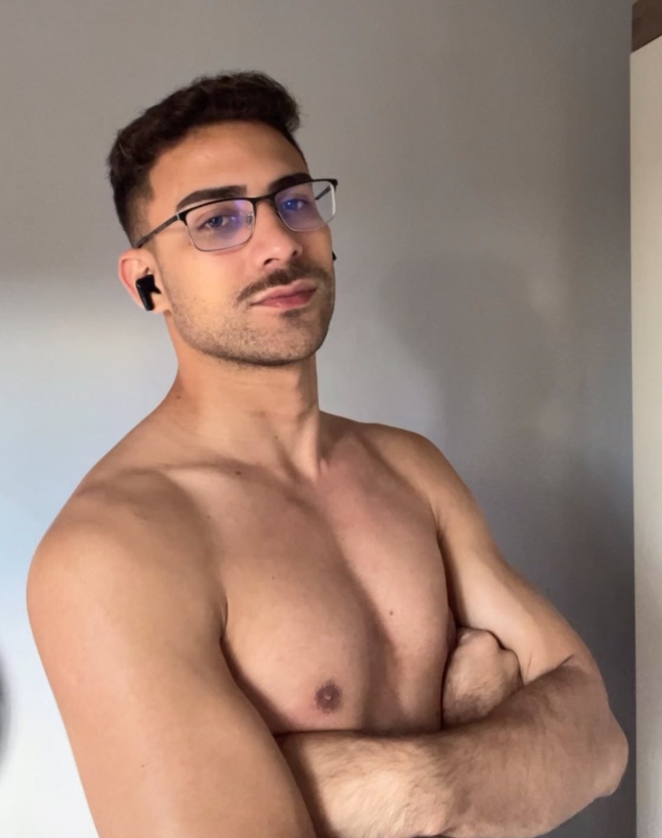 cxssiano's tweet image. me sinto com cara de professor usando esse oculos