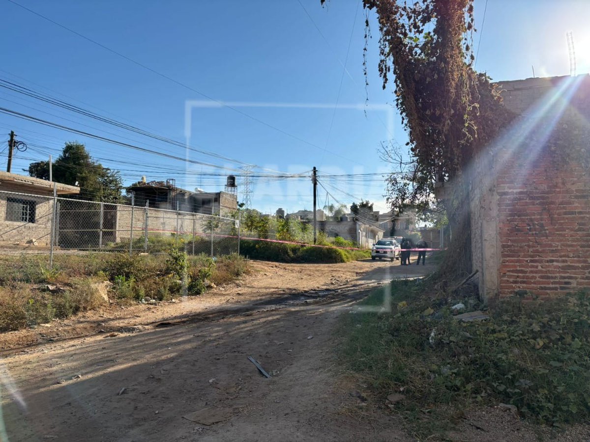 GNocturnaMX's tweet image. #Preliminar 🚨 Movilización policíaca en calles de la colonia Lomas de San Juan, El Salto. Autoridades atienden el reporte de dos mujeres atacadas por arma de fuego. Ambas portarían uniformes de policías viales 

#GuardiaNocturna