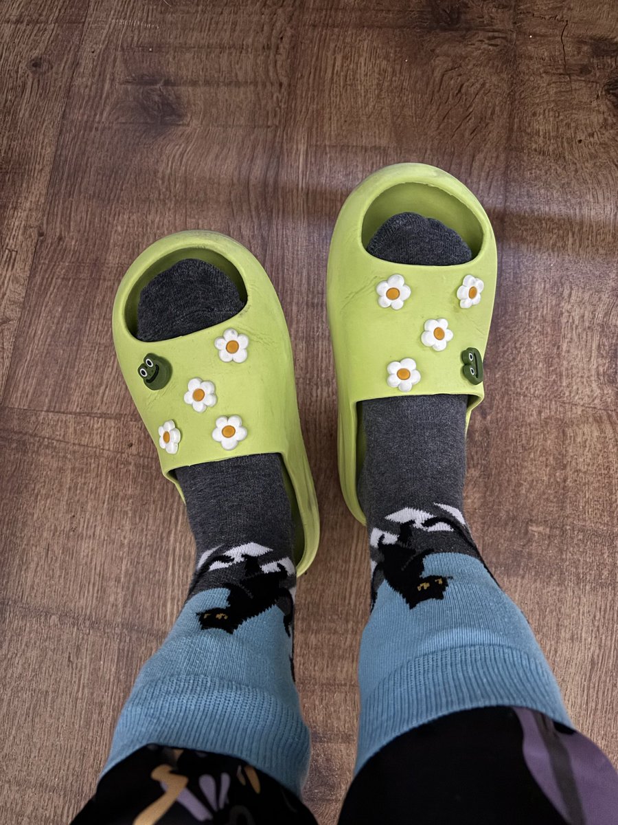 _Shauni_'s tweet photo. @DodoSocks На роботі так ходжу🫠 https://t.co/Svk3F19dn4