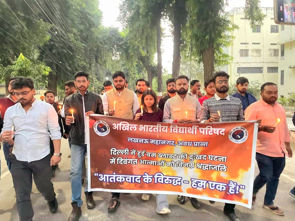 Abvp4Awadh's tweet image. दिल्ली में हुए बम ब्लास्ट की दुःखद घटना पर संवेदना व्यक्त करते हुए अभाविप लखनऊ विश्वविद्यालय ईकाई द्वारा कैंडल मार्च निकलकर श्रद्धांजलि सभा का आयोजन किया गया ।

इस अवसर पर प्रान्त मंत्री श्री पुष्पेन्द्र वाजपेई सहित अन्य कार्यकर्ताओं ने दिवंगत आत्माओं की शांति के लिए...