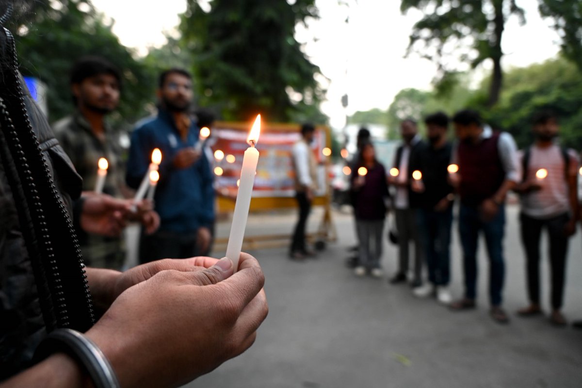 Abvp4Awadh's tweet image. दिल्ली में हुए बम ब्लास्ट की दुःखद घटना पर संवेदना व्यक्त करते हुए अभाविप लखनऊ विश्वविद्यालय ईकाई द्वारा कैंडल मार्च निकलकर श्रद्धांजलि सभा का आयोजन किया गया ।

इस अवसर पर प्रान्त मंत्री श्री पुष्पेन्द्र वाजपेई सहित अन्य कार्यकर्ताओं ने दिवंगत आत्माओं की शांति के लिए...