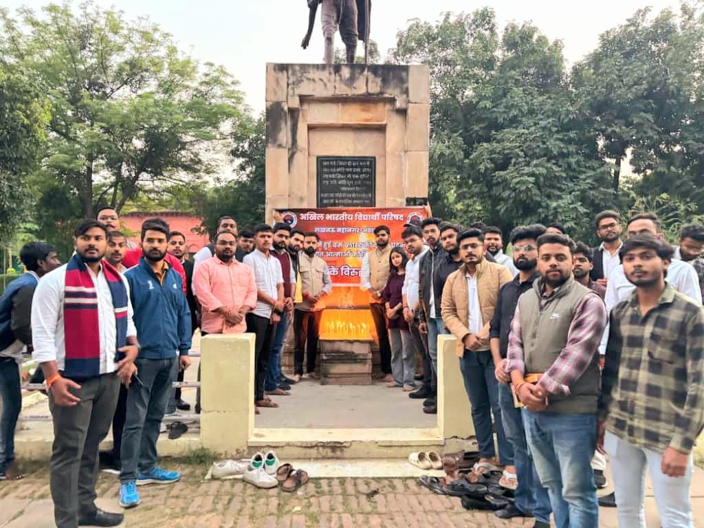 Abvp4Awadh's tweet image. दिल्ली में हुए बम ब्लास्ट की दुःखद घटना पर संवेदना व्यक्त करते हुए अभाविप लखनऊ विश्वविद्यालय ईकाई द्वारा कैंडल मार्च निकलकर श्रद्धांजलि सभा का आयोजन किया गया ।

इस अवसर पर प्रान्त मंत्री श्री पुष्पेन्द्र वाजपेई सहित अन्य कार्यकर्ताओं ने दिवंगत आत्माओं की शांति के लिए...