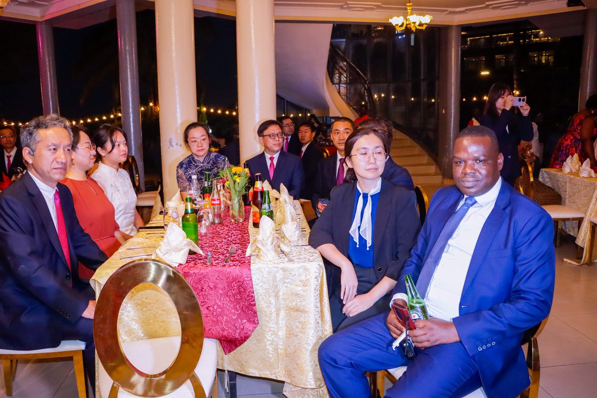 msp_burundi's tweet photo. 🇨🇳🤝🇧🇮 Ces missions visent non seulement à renforcer le développement de services spécialisés très appréciés par les concitoyens burundais 🏥,mais témoignent aussi des liens solides d’amitié et de coopération Sino-Burundaise en matière de santé.💪🌍a indiqué le S.P https://t.co/NdHOKFqoB6