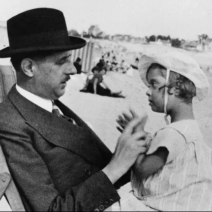 🚩Anne de Gaulle était la plus jeune fille du général Charles de Gaulle.

Née avec la trisomie 21, elle vécut avec sa famille jusqu'à sa mort. Une règle était sacrée chez les de Gaulle : Anne ne devait jamais se sentir différente ou inférieure à qui que ce soit. Charles de Gaulle