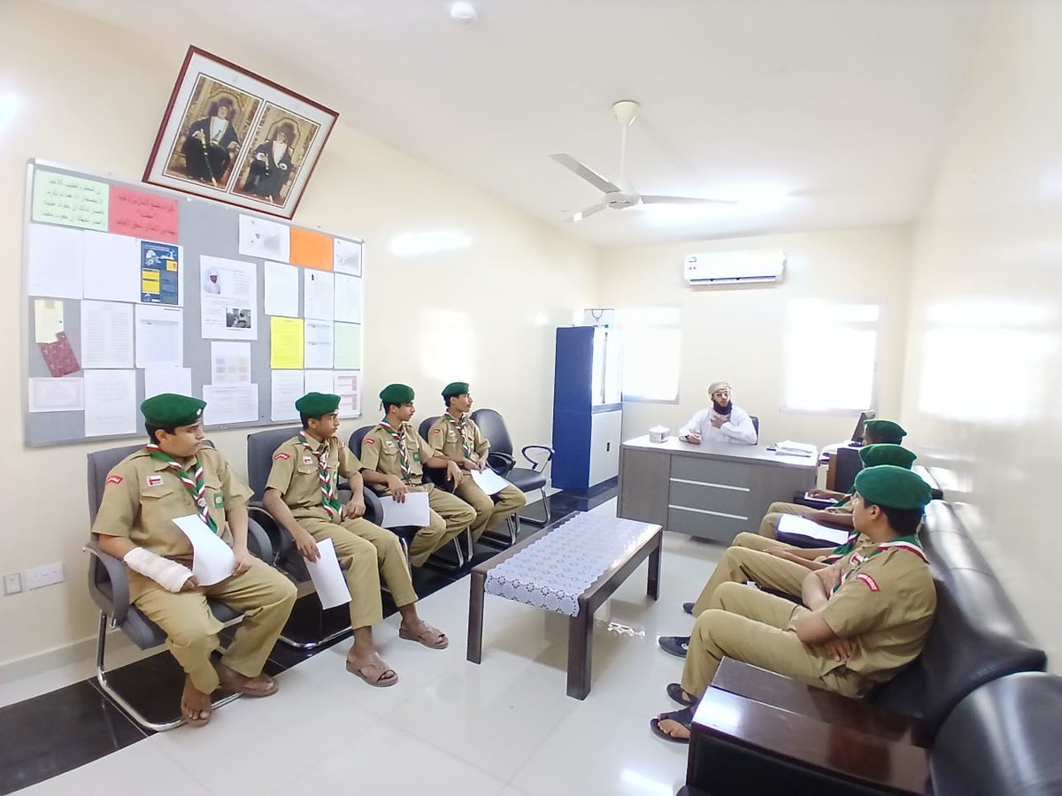 لقاء ملهم جمع #الأخصائي_الاجتماعي أ. يحيى السليماني مع أبطال المستقبل #الكشافة، حثهم على أن يكونوا فاعلين وقدوة إيجابية لزملائهم الطلبة، وشجعهم على الانضباط ليصنعوا فرقاً حقيقياً، فالانضباط طريق للتميز، والمستقبل المشرق ينتظر المتميزين منهم.
#فعاليات_تعليمية_مسقط