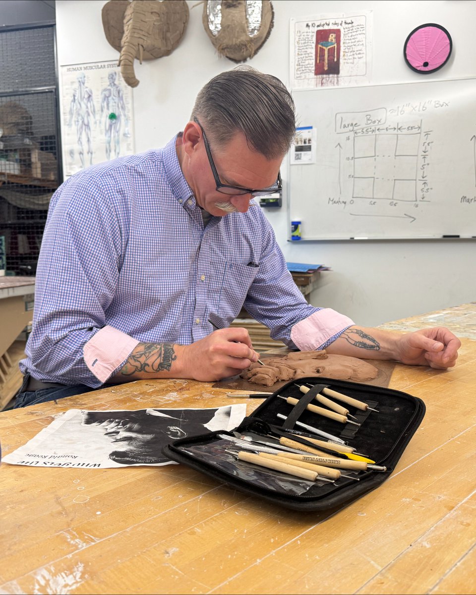 sunyoswego's tweet image. This #VeteransDay we honor U.S. Army veteran &amp;amp; #SUNYOswego student Robert Davenport ’27, a studio art major whose creativity and resilience inspire our community.

Read his story: ow.ly/ucRv50XplmS