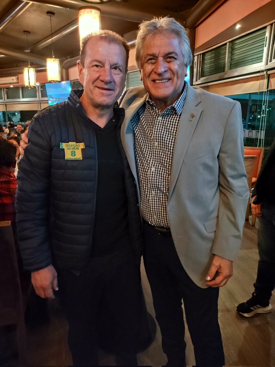 ubaldofillol's tweet photo. Ya empezamos a disfrutar de la ceremonia de @famasalon con grandes figuras del fútbol sudamericano. ⚽🇲🇽
#Dunga #Higuita #Tita https://t.co/ny5RMncbdJ