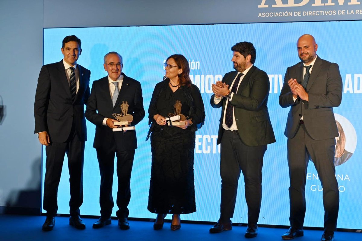 Nos complace compartir un importante reconocimiento a Francisco Sardina, Director del Advanced Management Program de Murcia, quien ha sido distinguido por ADIMUR con el Premio de Honor a la Trayectoria Profesional.
pulse.ly/nqtx1t9ip8
¡Muchas felicidades, Francisco!