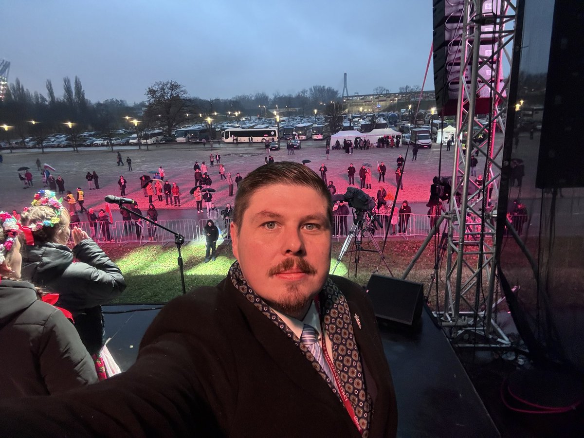 Błonia Stadionu Narodowego jeszcze puste ale już za chwilę zaleje je morze BIAŁO CZERWONYCH flag! 

Nadchodzi Marsz Niepodległości 🇵🇱