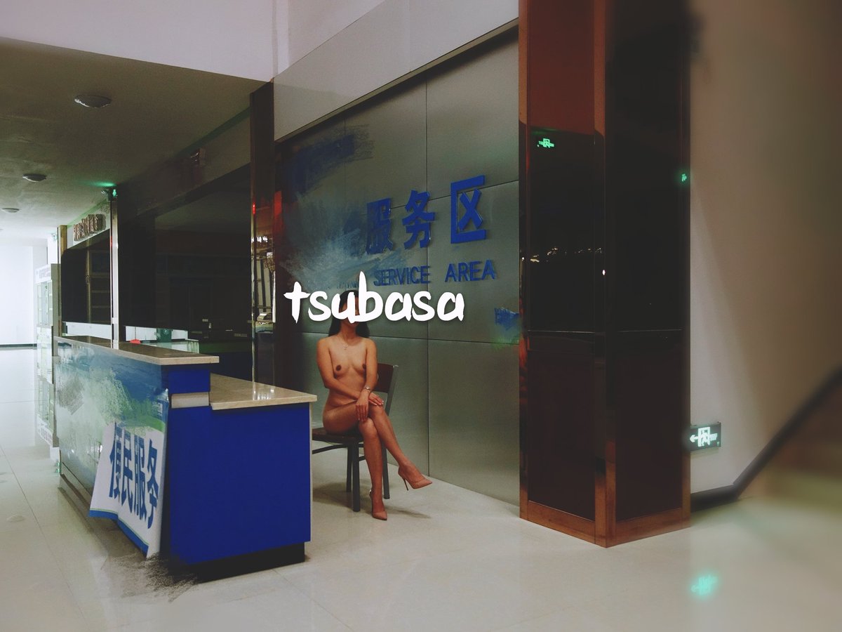全裸倚栏，夜光灯像细针刺在奶尖，凉意渗进毛孔，汗毛根根炸开。  

#人前露出 #骚逼 #反差 #露出 https://t.co/9RbKUZQ01H