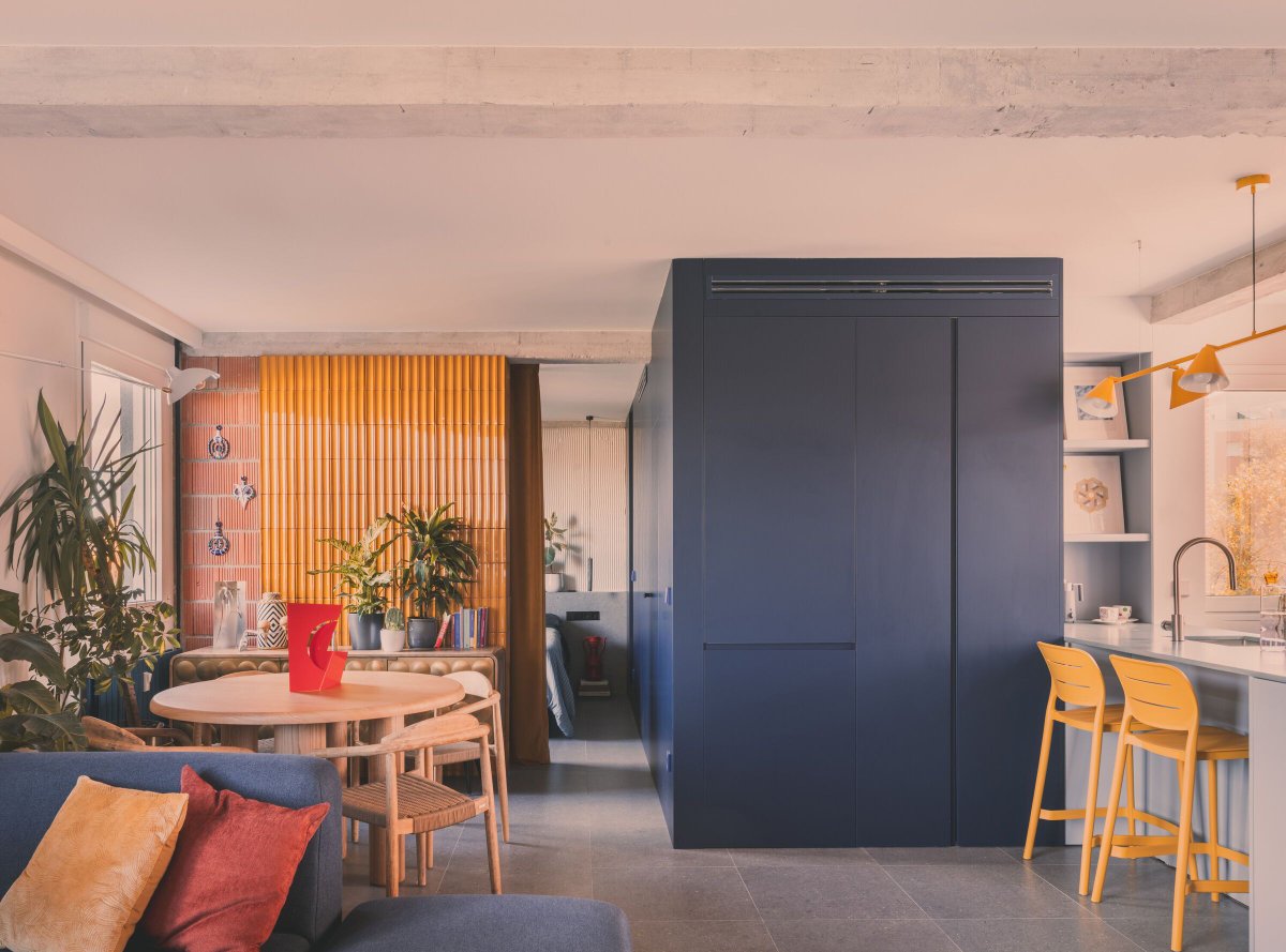 Archello's tweet image. House 64 by @OOIIOArchitects transforms a once cramped 1960s Madrid apartment into a luminous, open home defined by color, texture, and light.
buff.ly/J9g752j 

#MaterialNarrative #AdaptiveReuse #InteriorTransformation