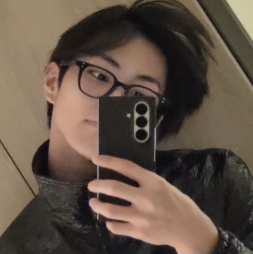 hello! i’m hans &amp; i’m looking for interactive moots 

- he/him (bi)
- not new to #kpoptwt #stantwt
- multi stan
- everyone is welcome

♡ / ↺ are highly appreciated !