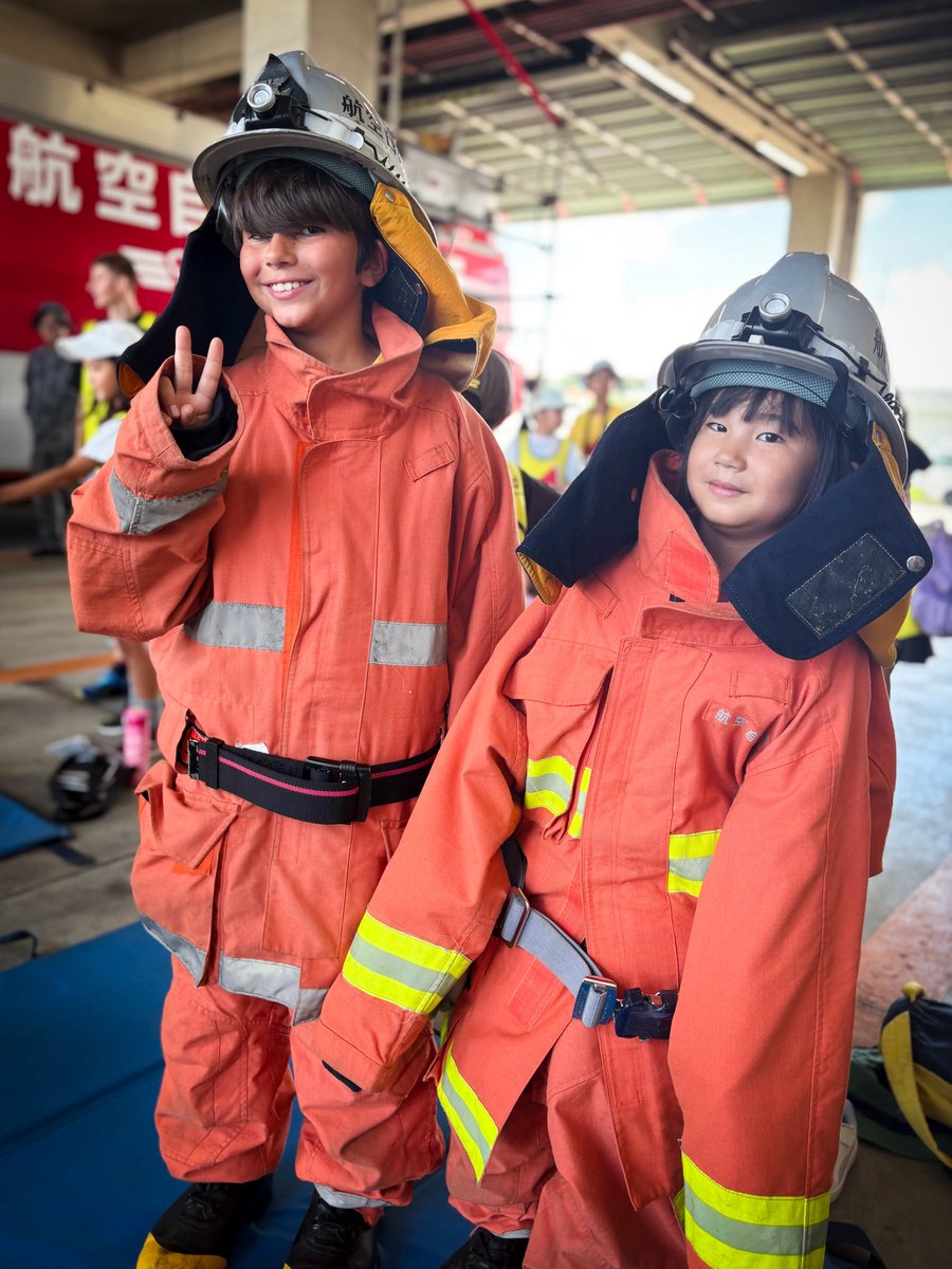 churakids's tweet photo. 航空自衛隊那覇基地で「１日消防士体験」👩🏻‍🚒 制服に身を包み、放水や救助の訓練を体験しました🚒

#JASDF
#NahaBase
#firefighterexperience
#Okinawa
#航空自衛隊那覇基地
#那覇基地見学
#沖縄歴史体験
#沖縄子どもイベント
#国際交流
#体験学習
#churakids
#englishclass https://t.co/HIv00tphFz
