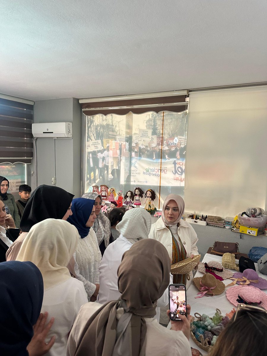 Mardin TÜGVA Ailesi olarak Genel Başkan Yardımcımız Av. Tuba Arslan’ı vakfımızda ağırlamaktan büyük mutluluk duyduk.
Programımız Sayın Başkan Yardımcımızın öncülüğünde gerçekleştirilen “Muhabbet Meclisi” ile son buldu.
Birlik ve paylaşım dolu bu güzel günü minnetle hatırlıyoruz💫