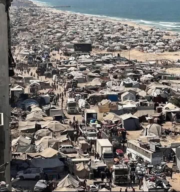 هذه الصورة كفيلة بأن تهز قلوب المسلمين وتؤرق نومهم، فكما ترون أغلب خيام أهل غزة البالية تمتد على شاطئ البحر أو قريباً منه، وعند أقرب منخفض جوي سيغرق نصفها من أمواج البحر، ونصفها الآخر من شدة الريح والمطر !!
فماذا أعددتم أيها المسلمون لشتاء غزة، اللهم إني بلغت، اللهم فاشهد !!