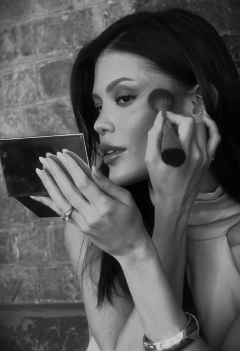 A beleza que inspira para mim, é aquela mulher que você sente quando passa e, mesmo depois de ir embora, sua presença permanece.

Natura Una Celebrar é asim. Uma fragrância capaz de marcar presença em cada momento.

instagram.com/reel/DQ65mK8ju…