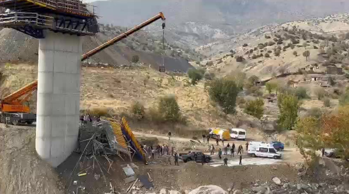 Kulp ilçemiz  ile Muş ili arasında  yapımı devam eden köprü inşaatında iskelenin çökmesi sonucu yaşamını yitiren ve yaralanan  işçilerin olduğunu derin bir üzüntüyle öğrenmiş  bulunmaktayız.Hayatını kaybedenlerin ailelerine ve yakınlarına başsağlığı diliyor, yaralılara ise acil