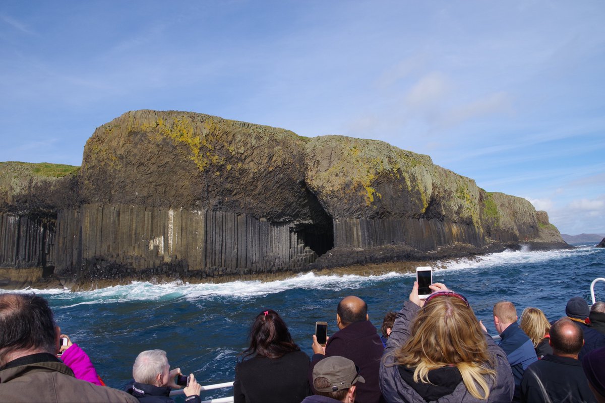 スコットランドからマル島に渡って先端まで移動し、さらに1日２往復しかない小舟で行く。めったに晴れない。2016年のこの日は奇跡的に晴れた。