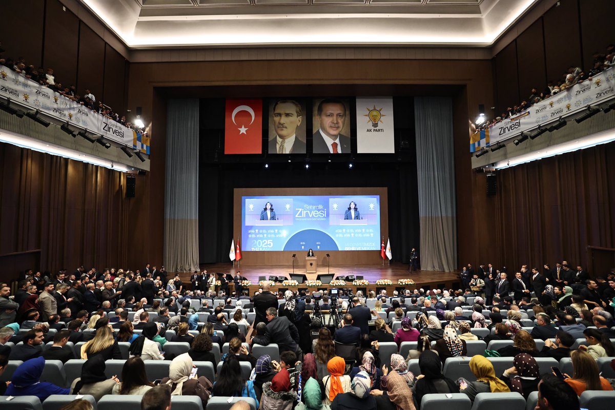 sevilay_tuncerr's tweet photo. Cumhurbaşkanımız ve Genel Başkanımız Sayın Recep Tayyip Erdoğan’ın teşrifleriyle,
Çevre ve Şehircilik Politikaları Başkanlığı olarak düzenlediğimiz, “Medeniyetimizde Şehir ve Mekân” temalı Şehircilik Zirvemizin açılış programını gerçekleştirdik.

23 yıldır Sayın Cumhurbaşkanımızın liderliğinde Türkiye Yüzyılı vizyonuyla, medeniyetimizin köklü şehircilik anlayışını çağın ihtiyaçlarıyla buluşturuyoruz.

Bu vizyon ışığında ve her geçen gün büyüyen hedeflerimizle kararlılıkla çalışmalarımızı sürdürüyoruz. Yapacağımız çalışmalara bir yol haritası oluşturması gayesiyle, alanında uzman isimlerle şehirlerimizin geleceğini kapsamlı biçimde ele alacağımız zirvemizin çıktılarını, hazırlayacağımız sonuç bildirgesiyle kamuoyuyla paylaşacağız.

Şehircilik Zirvemizin, 2053 ve 2071 hedeflerimize giden yolda rehber olacağına, şehircilik politikalarımıza değer katacağına yürekten inanıyor, ülkemize, milletimize ve şehirlerimize hayırlar getirmesini diliyorum. 

@RTErdogan 

@Akparti @csp_bsk 

#ŞehrilerimizGeleceğimizdir