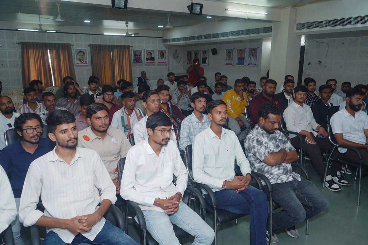 AmitChavdaINC's tweet image. આજના રોજ NSUI જિલ્લા-શહેર પ્રમુખ અને રાજ્ય ટીમ સાથે ચર્ચા બેઠક થઈ જોડે યુવા શક્તિ અને સંગઠનને વધુ મજબૂત બનાવવા માટે માર્ગદર્શન પણ આપ્યું.
@INCGujarat @INCIndia @MukulWasnik