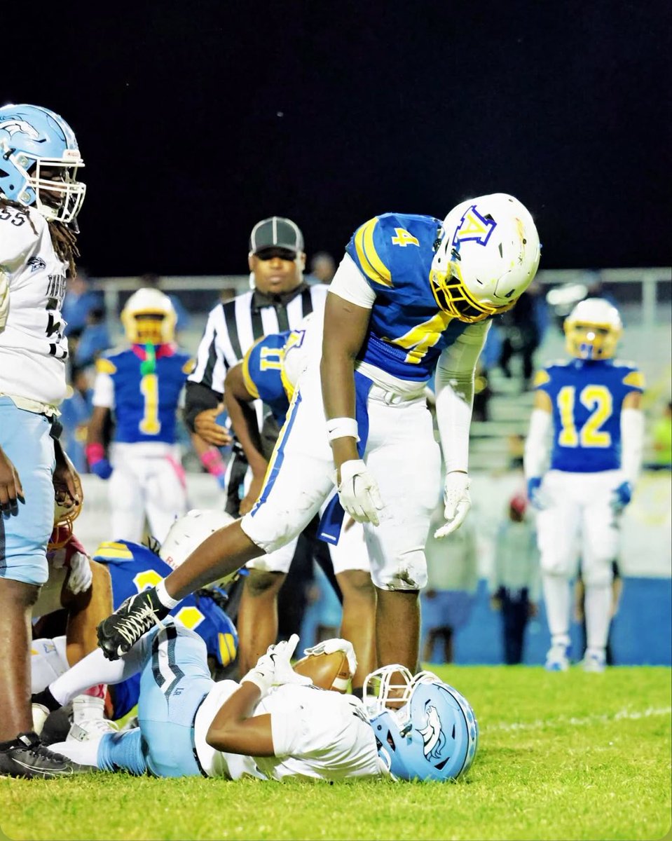 4_wayyyzz's tweet photo. 0-0 time to get active 🙌🏾! AGTG 💆🏾♂️ #Playoffs #statementszn @Bloodhounds_AHS @coach_thamas66 @coach https://t.co/f16a6GWz53