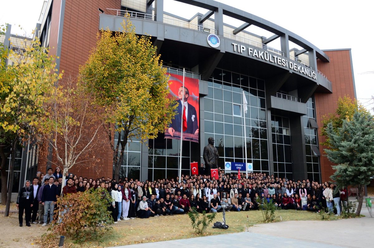 Fotoğraf, Necmettin Erbakan Üniversitesi Tıp Fakültesi öğrencilerinden geldi.

10 Kasım’da Atatürk’e saygısızlık yapan ve maalesef sınıflarında bulunan yavşağa tepki gösteren vatansever öğrenciler, Atalarının heykelinin önünde bir araya gelmiş. Var olsunlar!
