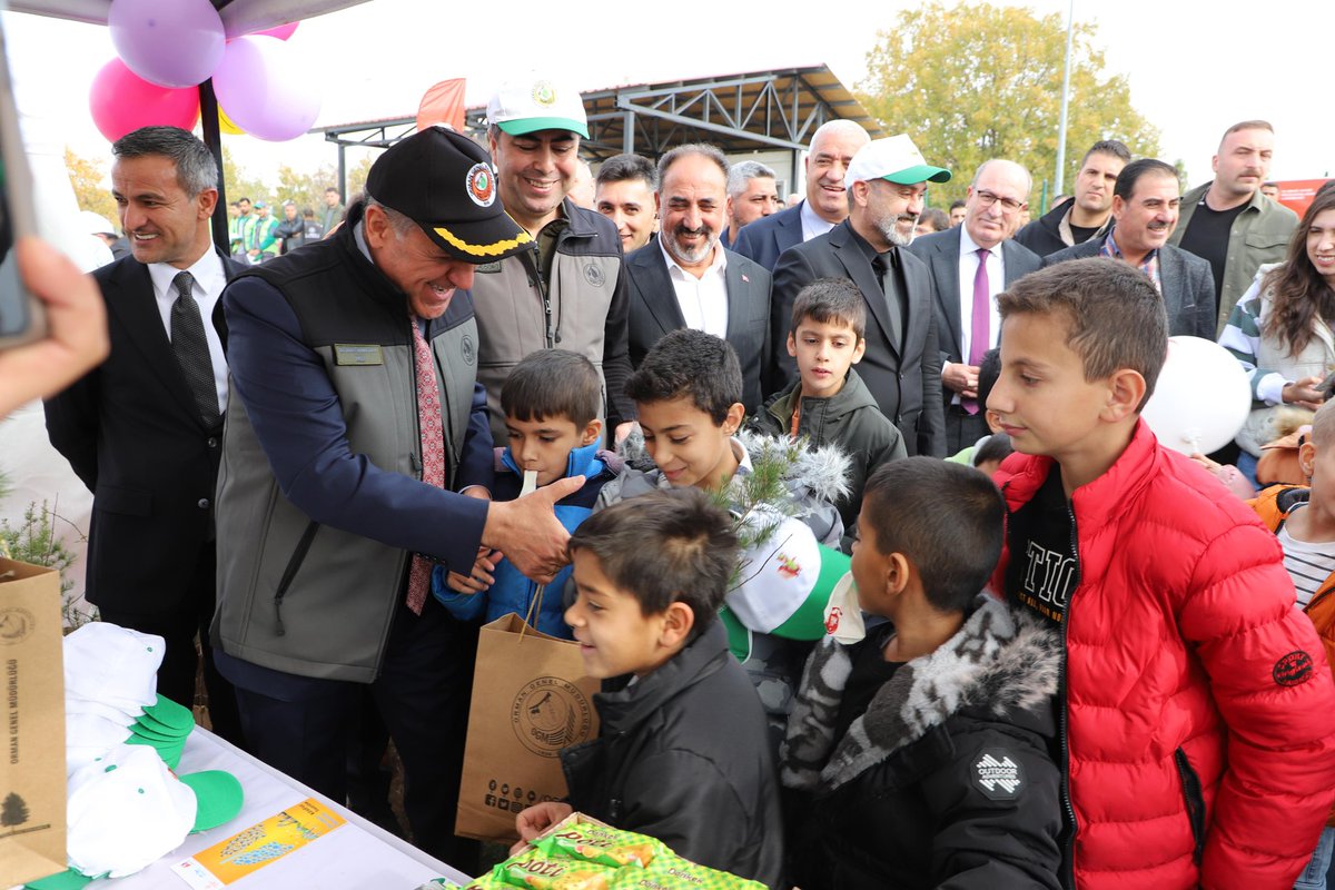BingolOdas's tweet photo. Bingöl Ziraat Odası Başkanımız Haşim Bürkek, "11 Kasım Millî Ağaçlandırma Günü" kapsamında Bingöl Valisi Ahmet Hamdi Usta'nın katılımıyla fidan dikim etkinliğine katıldı. https://t.co/4i6AaWgWh4