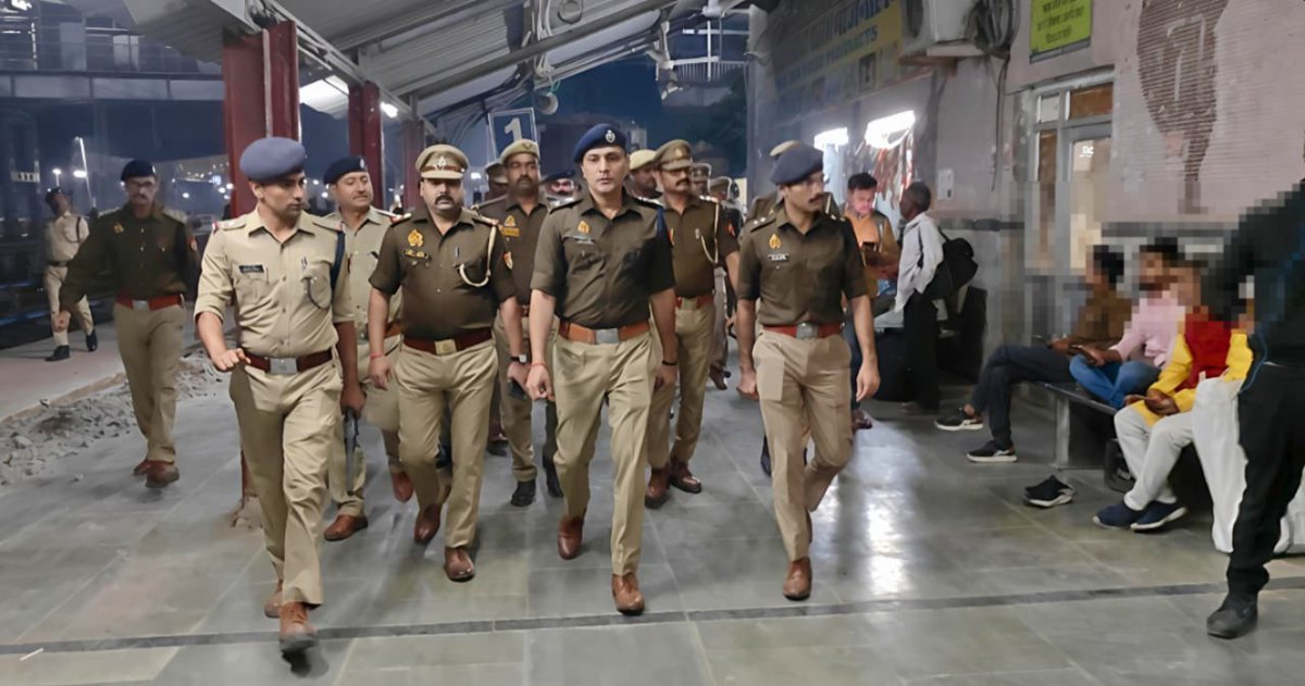 pratapgarhpol's tweet photo. प्रेस नोट दिनांक 11.11.2025
जनपद प्रतापगढ़ पुलिस
➡️ पुलिस अधीक्षक प्रतापगढ़ श्री दीपक भूकर के निर्देशन में अपराध नियंत्रण, सुरक्षा व्यवस्था सुदृढ़ीकरण एवं यातायात व्यवस्था के प्रभावी संचालन हेतु चलाए जा रहे विशेष अभियान के क्रम में आज दिनांक 11.11.2025 को सहायक पुलिस अधीक्षक/क्षेत्राधिकारी नगर श्री प्रशान्त राज के साथ थाना प्रभारी कोतवाली नगर श्री सुभाष कुमार यादव एवं यातायात प्रभारी श्री सतेन्द्र सिंह द्वारा रेलवे स्टेशन प्रतापगढ़ पर सघन चेकिंग अभियान चलाया गया।
➡️ अभियान के दौरान रेलवे पुलिस बल (RPF/GRP) के सहयोग से रेलवे स्टेशन परिसर, प्लेटफॉर्म, प्रतीक्षालय, टिकट काउंटर, पार्किंग स्थल, प्रवेश व निकास द्वार आदि स्थानों पर संदिग्ध व्यक्तियों, छोड़े गए सामानों तथा वाहनों की गहन जांच की गई। स्टेशन पर यात्रियों से संवाद स्थापित करते हुए सुरक्षा जागरूकता एवं सतर्कता के संबंध में आवश्यक जानकारी दी गई।
➡️ पुलिस अधीक्षक प्रतापगढ़ श्री दीपक भूकर द्वारा मौके पर उपस्थित पुलिस एवं रेलवे सुरक्षा बल के अधिकारियों/कर्मचारियों को निर्देशित किया गया कि स्टेशन परिसर में हर समय सतर्क दृष्टि बनाए रखें, संदिग्ध व्यक्तियों एवं वस्तुओं की चेकिंग में किसी प्रकार की लापरवाही न हो। भीड़भाड़ वाले स्थानों पर विशेष निगरानी रखी जाए तथा यात्रियों की सुरक्षा को सर्वोच्च प्राथमिकता दी जाए।
➡️ चेकिंग के दौरान पुलिस अधीक्षक प्रतापगढ़ श्री दीपक भूकर ने यात्रियों से बातचीत कर उनके अनुभवों की जानकारी ली तथा रेलवे स्टेशन परिसर में साफ-सफाई, प्रकाश व्यवस्था व सुरक्षा व्यवस्था के संबंध में संबंधित अधिकारियों को आवश्यक दिशा-निर्देश दिए।
➡️ पुलिस अधीक्षक प्रतापगढ़ द्वारा बताया गया कि अपराध नियंत्रण, यात्री सुरक्षा तथा कानून-व्यवस्था सुदृढ़ीकरण के दृष्टिगत रेलवे स्टेशन, बस स्टैंड, बाजार क्षेत्र, होटल, धर्मशाला एवं भीड़भाड़ वाले स्थानों पर इस प्रकार के सघन चेकिंग अभियान लगातार संचालित किए जा रहे हैं। आमजन की सुरक्षा एवं शांति बनाए रखना प्रतापगढ़ पुलिस की सर्वोच्च प्राथमिकता है।
#PratapgarhPolice #UPPolice #LawAndOrder #SafePratapgarh