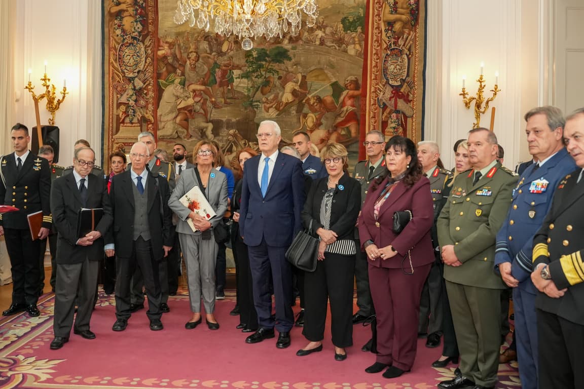 Τελετή Απονομής Τίτλου «Ταξιάρχη της Λεγεώνας της Τιμής» στον Αρχηγό #ΓΕΕΘΑ Στρατηγό Δημήτριο Χούπη, στην Πρεσβεία της 🇫🇷 στην 🇬🇷

Ανακοίνωση Τύπου ➡️ geetha.mil.gr/aponomi-titloy…

#HNDGS #ΕΔ 

<a href="/Hellenic_MOD/">Υπουργείο Εθνικής Άμυνας</a> <a href="/HAspokesman/">Γενικό Επιτελείο Στρατού-Hellenic Army Gen. Staff</a> <a href="/NavyGR/">Πολεμικό Ναυτικό</a> <a href="/HAFspokesperson/">Hellenic Air Force</a> #ΔΕΠ <a href="/FranceenGrece/">La France en Grèce 🇨🇵🇪🇺</a>