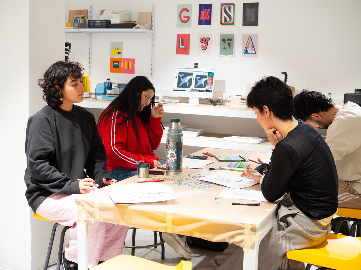 EscuelaCei's tweet photo. 🖍️ El pasado viernes, nuestrxs alumnxs de Producción Gráfica, visitaron nuestro taller de CEI Madrid para hacer diseños de caligramas, utilizando diferentes técnicas, como el letraset.

#Diseño #ProducciónGráfica #Creatividad #DiseñaTuFuturo #EscuelaCEI https://t.co/63qxueJVei