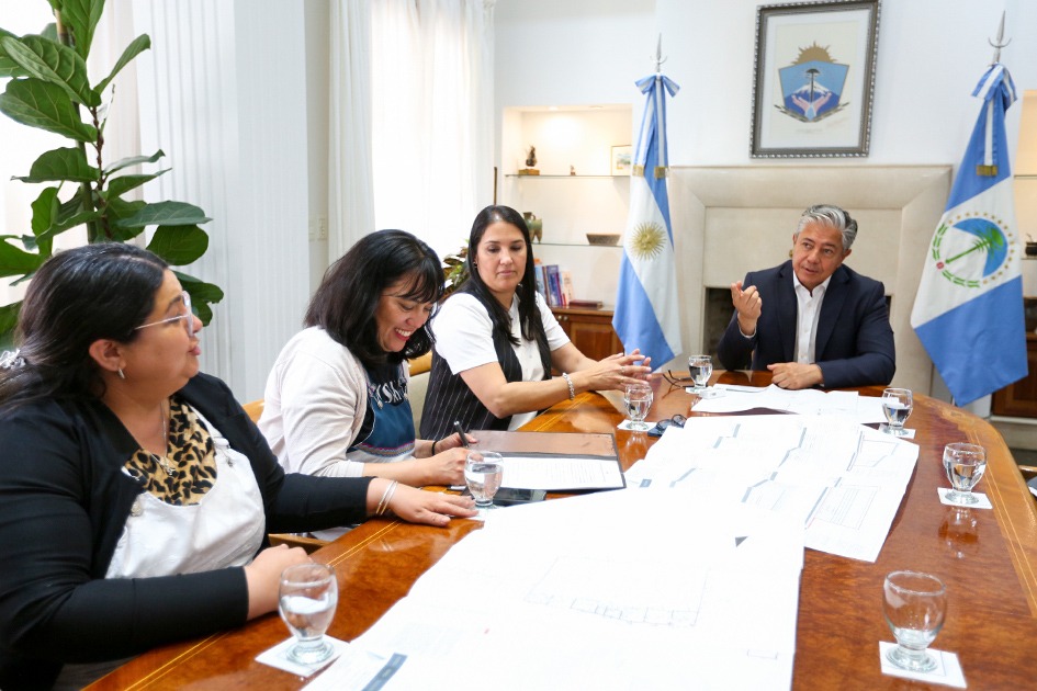 Rolo_Figueroa's tweet photo. UN NUEVO ESPACIO PARA LA COMUNIDAD EDUCATIVA DE PIEDRA DEL ÁGUILA

Firmamos el decreto y el convenio que permitirán construir el Salón de Usos Múltiples para la Escuela Primaria N°315. Es una obra muy esperada por toda la comunidad educativa, que contará con un nuevo espacio para actividades deportivas, recreativas y culturales.

Seguimos impulsando la educación como motor de desarrollo local, trabajando junto a los municipios para que cada obra tenga un impacto directo en la vida de las familias. Este SUM no solo ampliará las posibilidades de la escuela, sino que también será un punto de encuentro para toda la comunidad de Piedra del Águila.