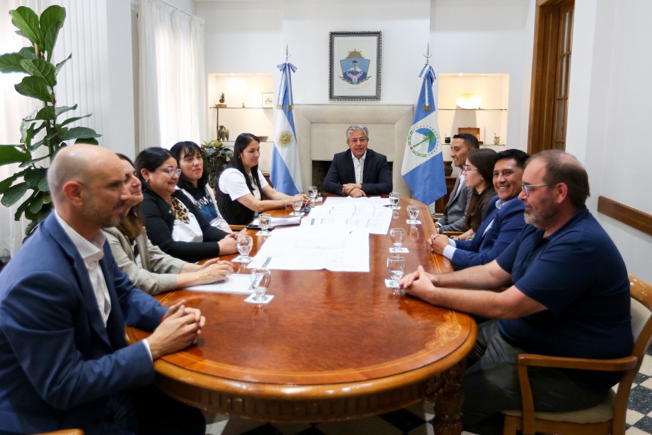 Rolo_Figueroa's tweet photo. UN NUEVO ESPACIO PARA LA COMUNIDAD EDUCATIVA DE PIEDRA DEL ÁGUILA

Firmamos el decreto y el convenio que permitirán construir el Salón de Usos Múltiples para la Escuela Primaria N°315. Es una obra muy esperada por toda la comunidad educativa, que contará con un nuevo espacio para actividades deportivas, recreativas y culturales.

Seguimos impulsando la educación como motor de desarrollo local, trabajando junto a los municipios para que cada obra tenga un impacto directo en la vida de las familias. Este SUM no solo ampliará las posibilidades de la escuela, sino que también será un punto de encuentro para toda la comunidad de Piedra del Águila.