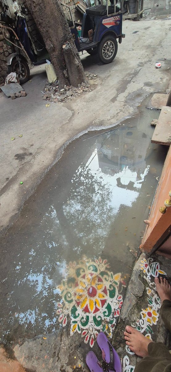 SSurender12's tweet photo. The quality of sanitation services provided by the Delhi government is a matter of concern. The sewage cover outside my residence has been overflowing for the past month, and despite numerous complaints, no action has been taken to address the issue.
@gupta_rekha @p_sahibsingh https://t.co/F2MnEfvjpS